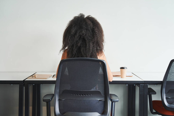 Vzácný pohled na ženu pracující u stolu - Fotografie, Obrázek