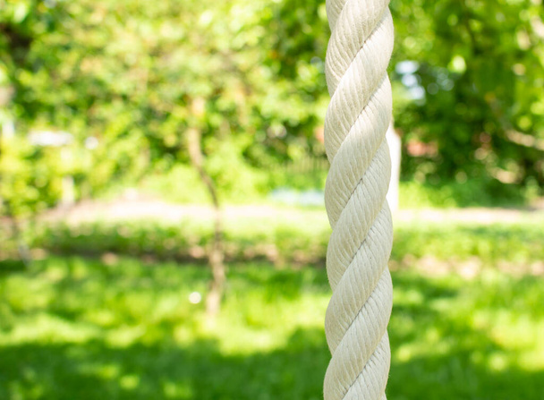 белая веревка для спорта на детской площадке в саду на заднем дворе. отдых концепция. - Фото, изображение