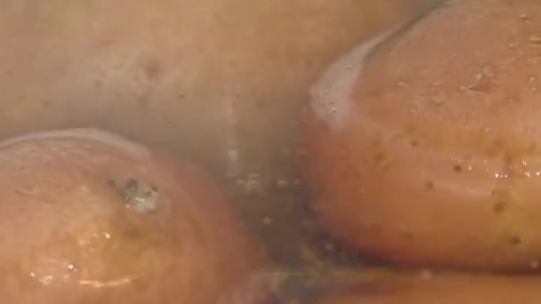 "Egyenruhában" főzött burgonya - olyan burgonya, amelyet teljes egészében, hámlás nélkül hőkezelésnek vetettek alá előkészítése során. Természetes, egészséges élelmiszerek. - Felvétel, videó