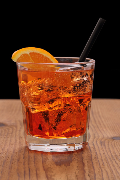 Aperitivo Spritz - cóctel naranja con cubitos de hielo
 - Foto, Imagen