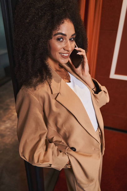 Stylish businesswoman solving problems on the phone - Foto, Imagen