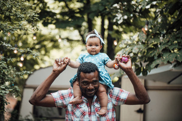 Onnellinen isä pitelee söpö tytär kesäpuistossa. Onnellinen vanhemmuuden käsite  - Valokuva, kuva