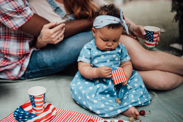 Oříznutá část holčičky držící americkou vlajku  - Fotografie, Obrázek