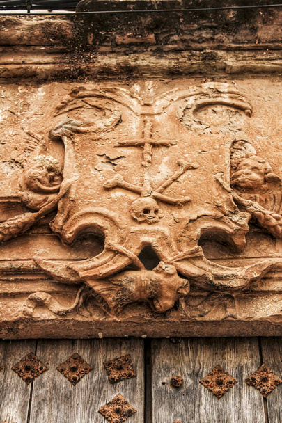 Eski ahşap kapı ve Kutsal Engizisyon arması Villanueva de los Infantes, Kastilya-la Mancha, İspanya 'da bir evde. - Fotoğraf, Görsel
