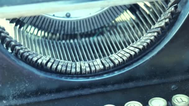velha máquina de escrever close-up. macro máquina de escrever fazedores - Filmagem, Vídeo