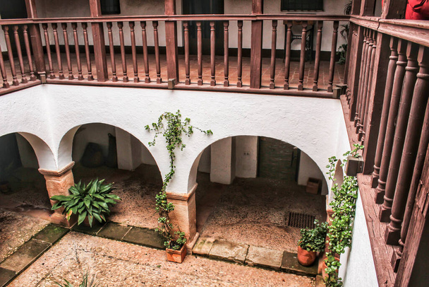 Кофейный двор типичного дома в Вильянуэва-де-лос-Инфантес, Кастилья-ла-Манча, Испания - Фото, изображение