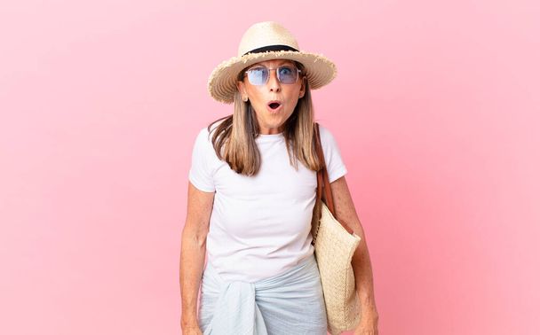 pretty middle age woman looking very shocked or surprised. summer concept - Foto, Bild