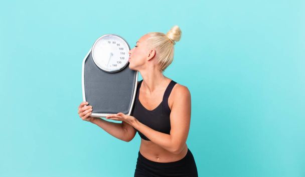 pretty adult woman with a weight scale - Foto, afbeelding