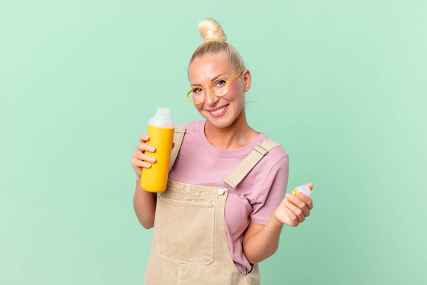 pretty blond woman with a coffee thermos - Foto, afbeelding