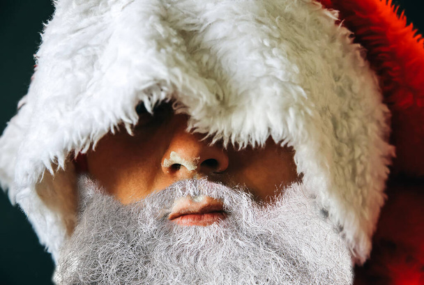 Hombre con barba en el sombrero de Santa Claus. Concepto de celebración. Año nuevo 2020. - Foto, imagen