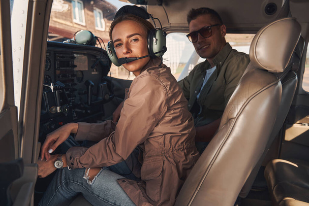 Kaunis nainen ja mies istuu koneen ohjaamossa - Valokuva, kuva
