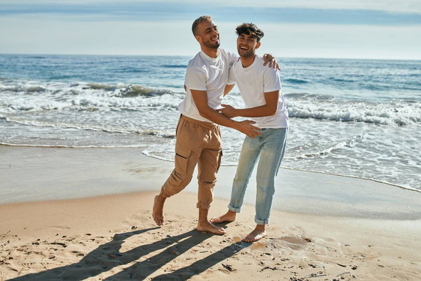 Genç eşcinsel çift gülümsüyor Kumsalda dans ederken mutlu. - Fotoğraf, Görsel