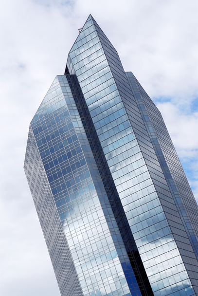 Корпоративное здание со стеклянными стенами, отражающими облака
 - Фото, изображение