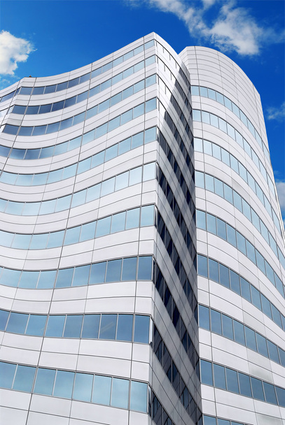 futuristické firemní budovy s modrou oblohu odráží v systému windows - Fotografie, Obrázek