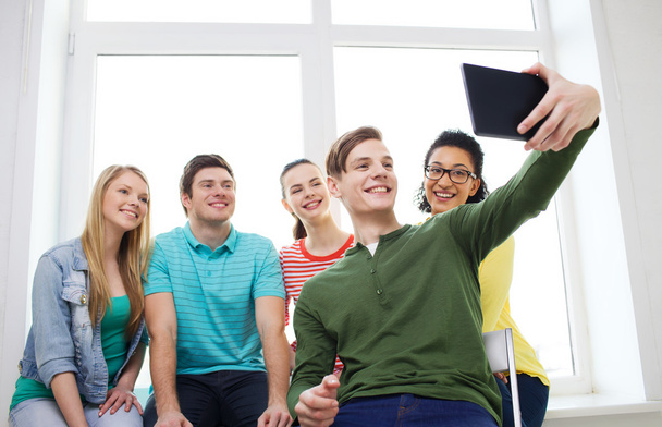 Lächelnde Schüler beim Fototermin mit Tablet-PC - Foto, Bild