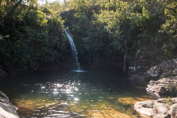 La cascada Lagoa Azul, una de las seis cascadas en Bonsucesso fuera de la ciudad de Pirenópolis  - Foto, Imagen