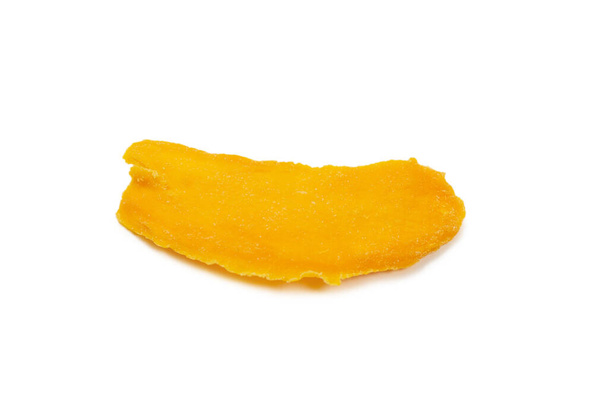 Сухі смачні скибочки манго ізольовані на білому тлі. Вид зверху
.  - Фото, зображення