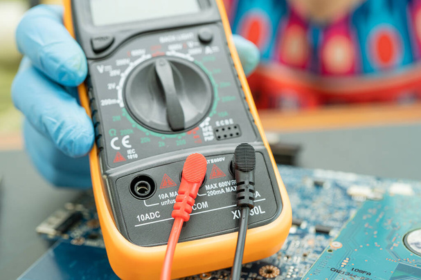 電気の電圧を測定するためのマルチメータ電子デジタル. - 写真・画像