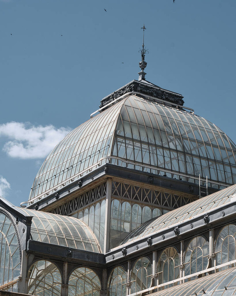 Eine Nahaufnahme von einem schönen Dach des berühmten Glaspalastes im Retiro Park, Madrid, Spanien - Foto, Bild