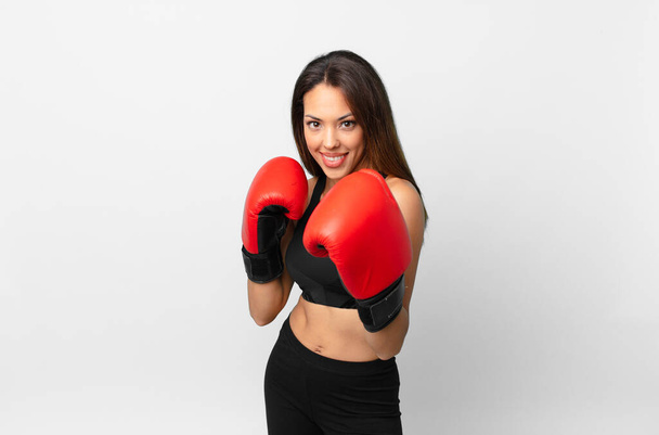 Genç İspanyol kadın fitness konsepti ve boks - Fotoğraf, Görsel