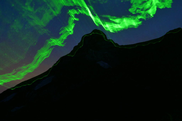 Laser op wolken in de bergen - Foto, afbeelding