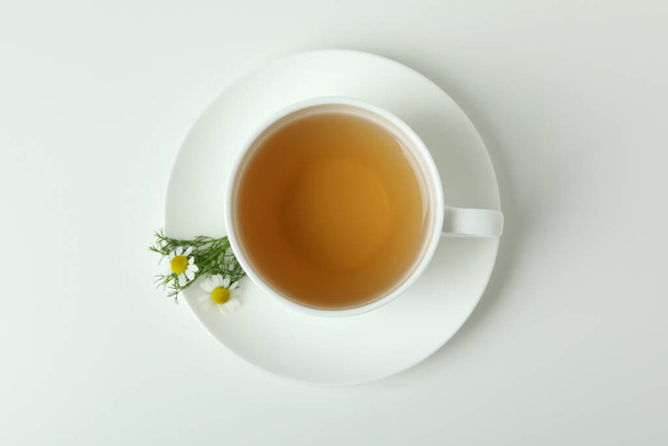 Kupa kamilla tea fehér alapon - Fotó, kép