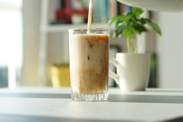Café helado con hielo en un vaso alto - Foto, Imagen