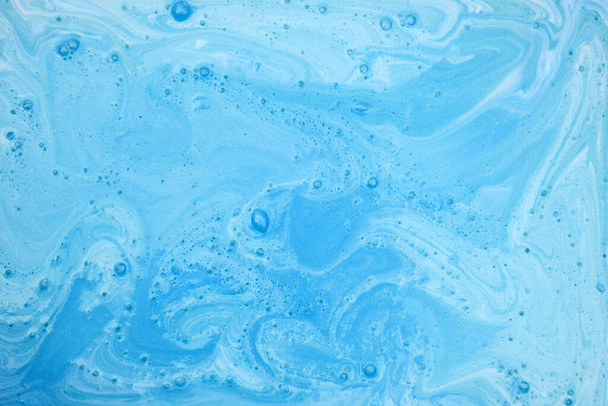 液体の表面に青色のパターン。上からの眺め. - 写真・画像