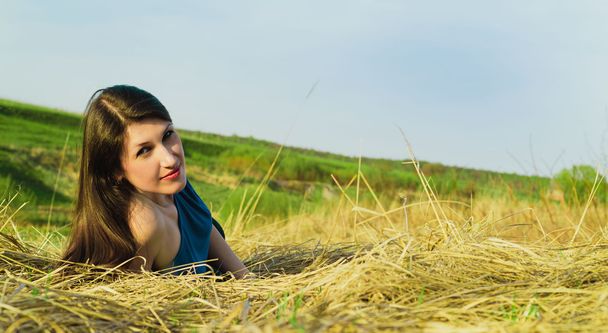 Bella giovane donna che riposa in estate sulla natura
 - Foto, immagini