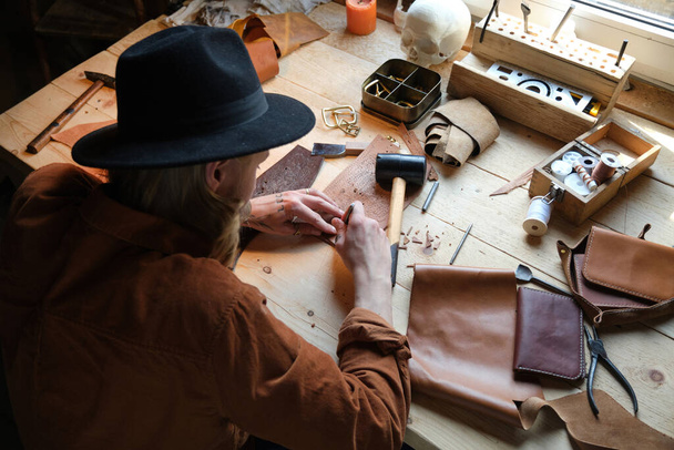 Schuhmacher arbeitet in der Werkstatt mit Leder - Foto, Bild