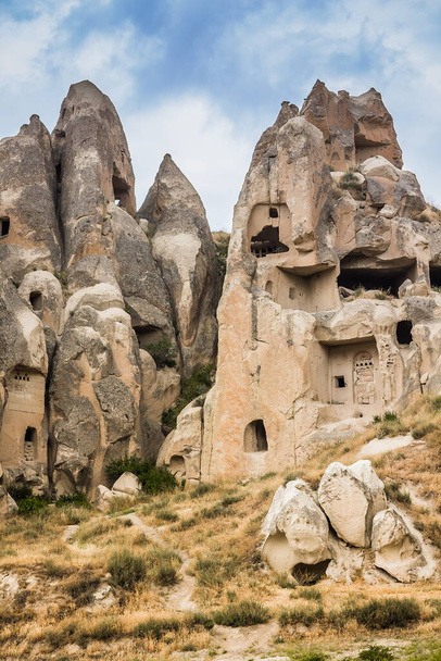 Étonnantes formations rocheuses volcaniques connues sous le nom de Love Valley ou Fairy Chimneys en Cappadoce, Turquie. Vallée des champignons l'une des attractions dans le parc national de Goreme, Turquie. Montagnes avec chambres à l'intérieur - Photo, image