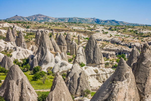 Erstaunliche vulkanische Felsformationen, die als Love Valley oder Fairy Chimneys in Kappadokien, Türkei, bekannt sind. Pilztal eine der Attraktionen im Goreme Nationalpark, Türkei. Berge mit Innenräumen - Foto, Bild