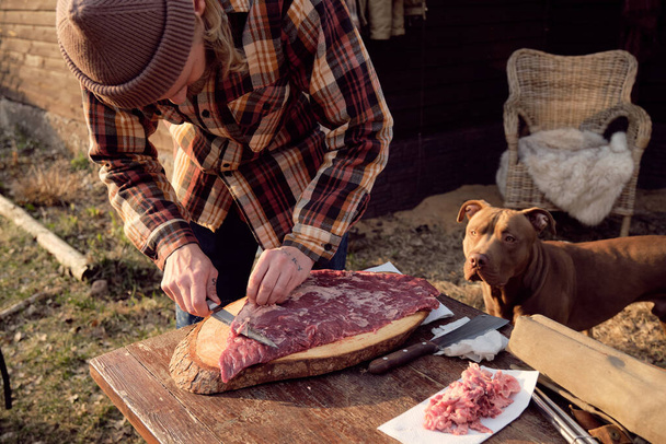 Agricultor cozinhar carne fresca - Foto, Imagem