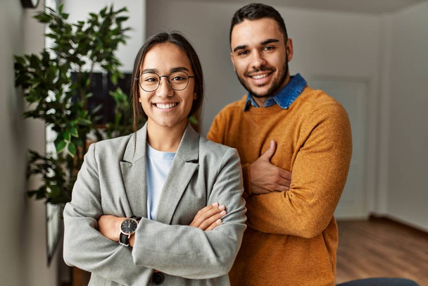 Dois empresários sorrindo feliz de pé com braços cruzados gesto no escritório. - Foto, Imagem
