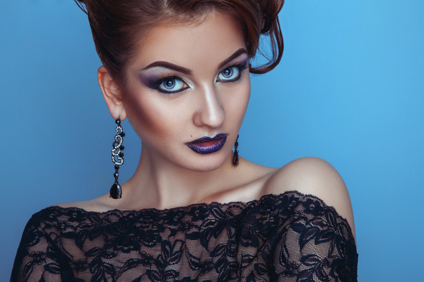 Elegancia hembra joven adulta con maquillaje profesional en estudio
 - Foto, Imagen
