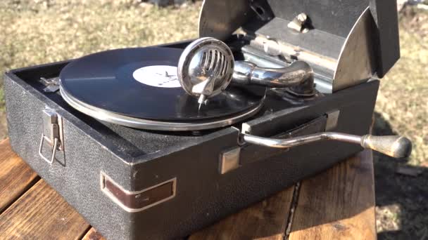 Vanha iso musta gramofoni fonografi ulkona. Vinyylilevy pyörii. lähikuva - Materiaali, video