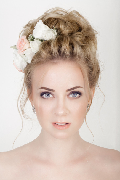 Beauty woman with wedding hairstyle and makeup. Bride fashion. - Фото, изображение