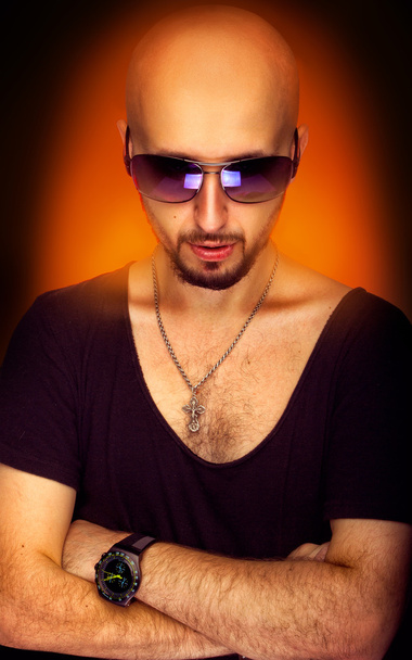 Portrait of strong caucasian man with beard and sunglasses - Fotó, kép