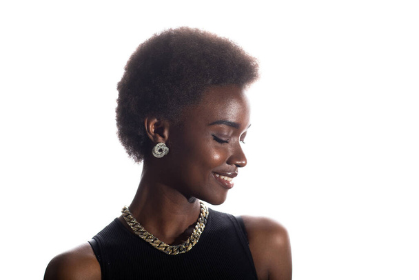 close-up portret van afrikaanse amerikaanse vrouw met afro kapsel op witte studio achtergrond - Foto, afbeelding