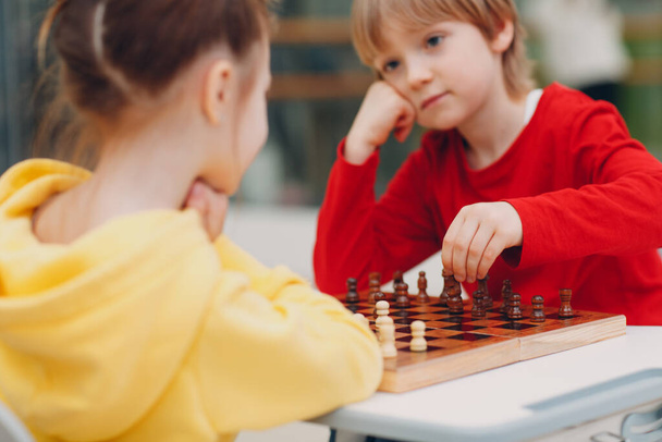 Anaokulunda ya da ilkokulda satranç oynayan küçük çocuklar - Fotoğraf, Görsel