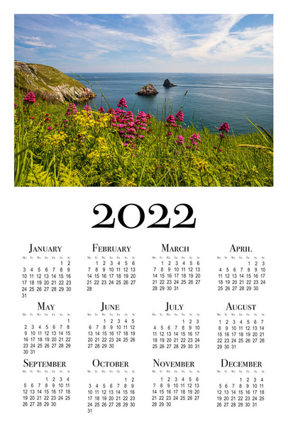 Kasvitieteellinen kalenteri 2022. Tulostettava pystysuora seinäkalenteri, viikko alkaa maanantaina. Kaunis merimaisema Cornwallissa, Englannissa. - Valokuva, kuva