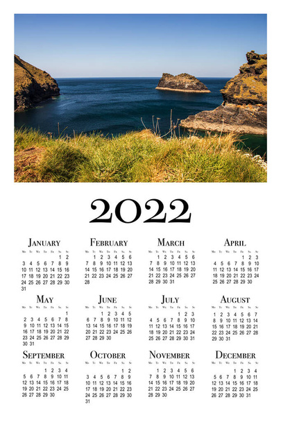 Botanický kalendář na rok2022. Tisknutelný vertikální kalendář, týden začíná v pondělí. Krásná přímořská krajina v Cornwallu, Anglie. - Fotografie, Obrázek