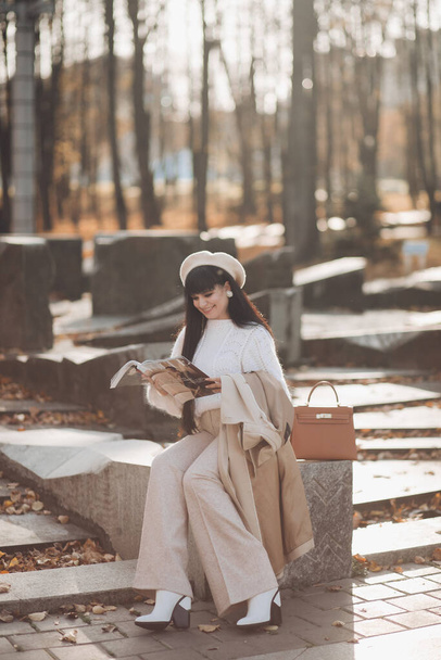 Image de femme séduisante se promène au parc d'automne et profite de sa vie - Photo, image