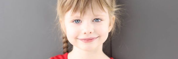 Portrait de petite fille aux yeux bleus
 - Photo, image
