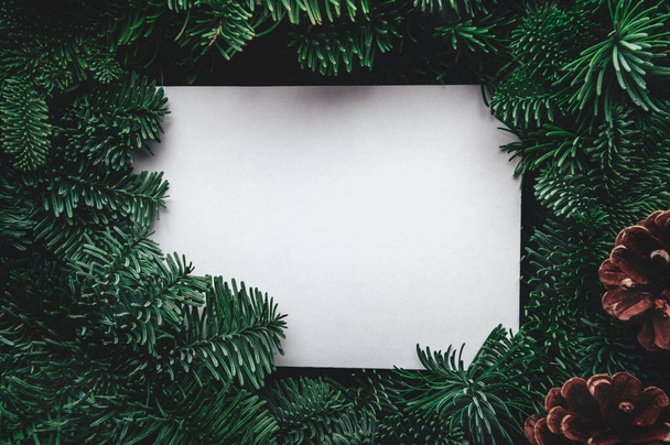 モックアップ付きクリスマスツリーの枝からフレーム - 写真・画像