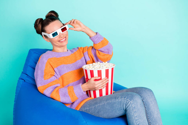 Profile side photo of attractive nice woman hold pop corn wear 3d glasses sit chair isolated on teal color background - Foto, imagen