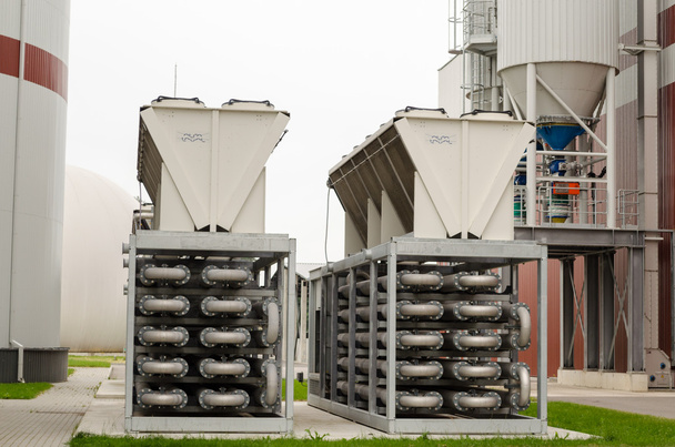Biogas-Generation-Ausrüstung-Leitungen. Gas aus Klärschlammσωλήνες Εξοπλισμός παραγωγής βιοαερίου. αερίου από ιλύος  - Φωτογραφία, εικόνα