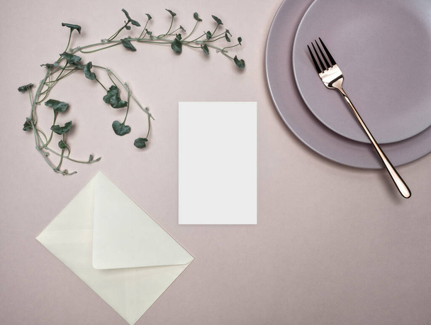 Макет меню с зеленой листвой. Установка стола для свадьбы и дня рождения. - Фото, изображение