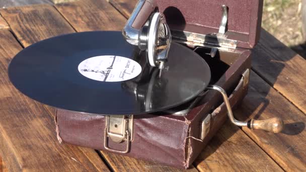 古い小さな茶色の蓄音機の蓄音機屋外。レコード回転。閉めて - 映像、動画