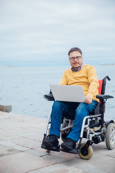 muž se zdravotním postižením v bezbariérovém zaměstnání podnikatelské komunity - Fotografie, Obrázek